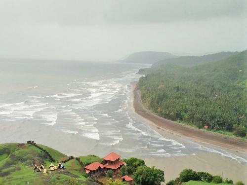 Hotel Whistling Waves Beach Resort