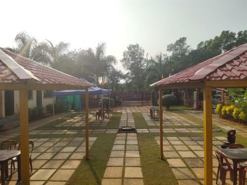 Hotel Whistling Waves Beach Resort