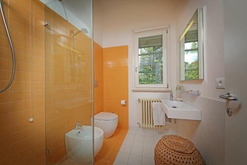 Villa Clara, Large Villa With Private Pool Steps From The Beach