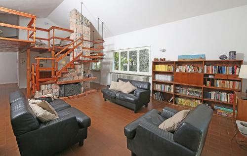 Villa Clara, Large Villa With Private Pool Steps From The Beach