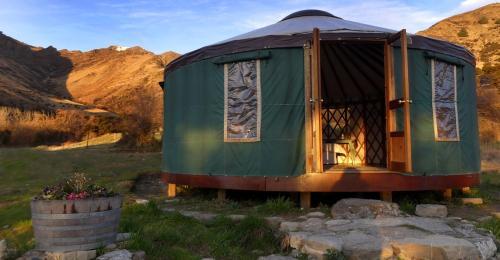 Bed & Breakfast Romantic Yurt, Stunning Mtn Views, Nr Wanaka