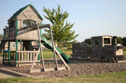 Hotel Depot Inn & Suites