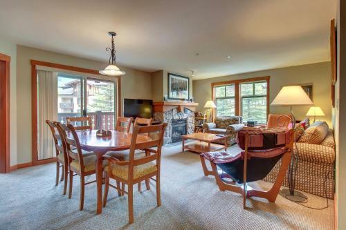 Eagle Springs East 201: Horsetail Suite