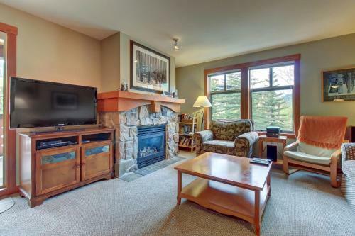 Eagle Springs East 201: Horsetail Suite