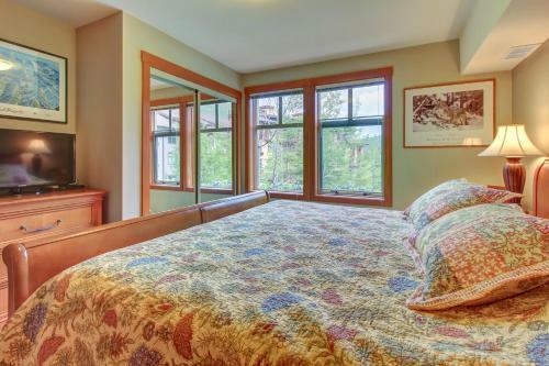 Eagle Springs East 201: Horsetail Suite