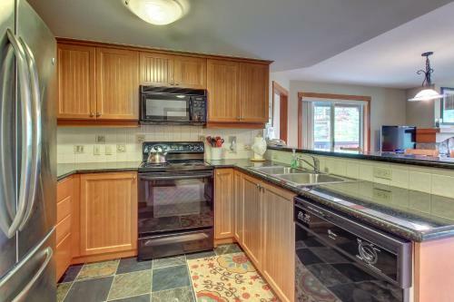 Eagle Springs East 201: Horsetail Suite