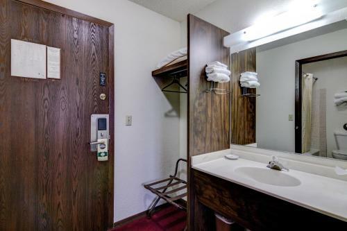 Motel Bloomer Inn & Suites