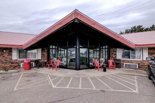 Motel Bloomer Inn & Suites