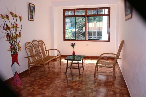 Hostal Dennys House