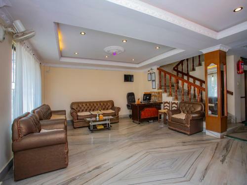 Oyo 11454 Hotel Garuda Inn
