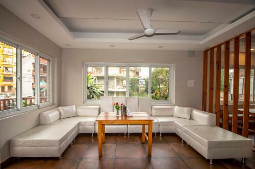Hotel Oyo 254 White House In