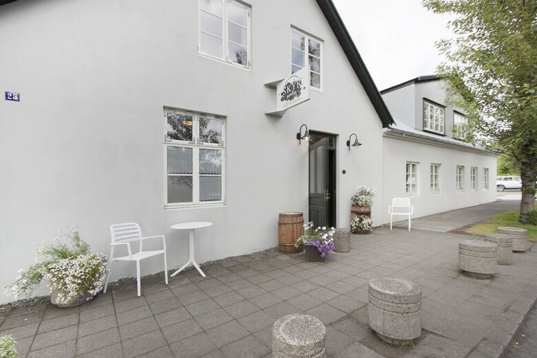 Hostal Skyr Guesthouse