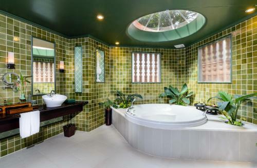 Hotel Angkor Village Suites