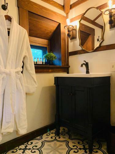 Hotel Lyons Twin Mansions