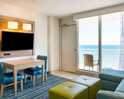 Hotel Comfort Suites Beachfront