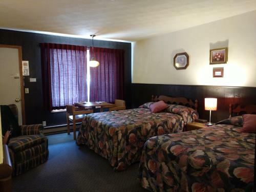 Crossroads Motel & Cabins