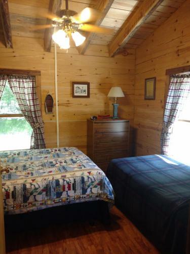Crossroads Motel & Cabins