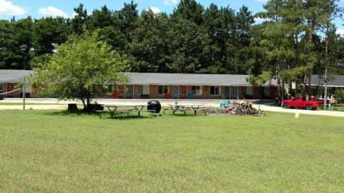 Crossroads Motel & Cabins