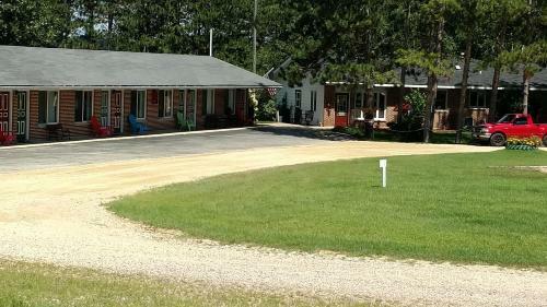 Crossroads Motel & Cabins