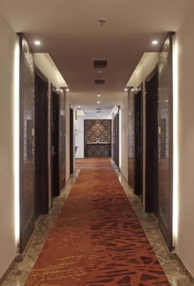 Hotel The Royal Phular