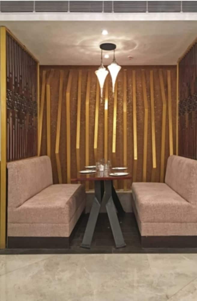 Hotel The Royal Phular