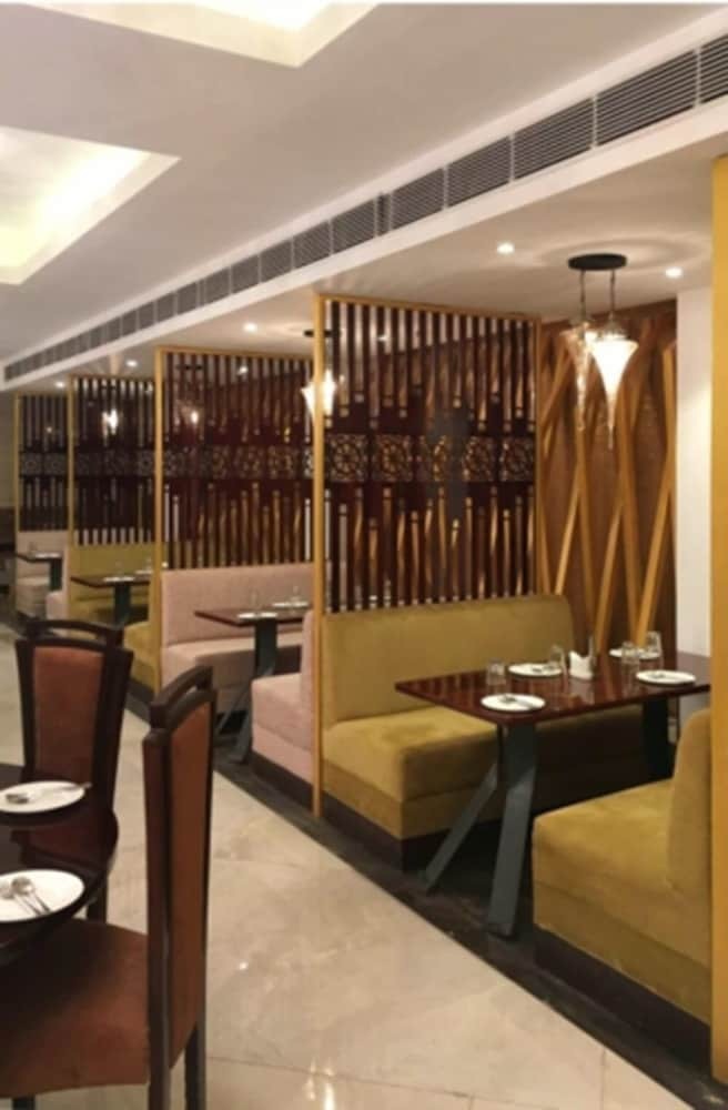 Hotel The Royal Phular
