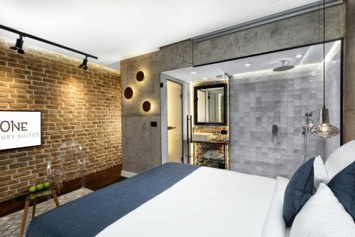 Hostal One Luxury Suites