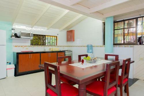 Chalet Con Piscina, Perfecto Para Grupos