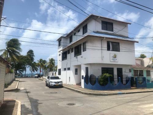 Hostal Posada Almond Bay