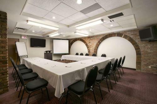Hotel Ramada By Wyndham Lethbridge