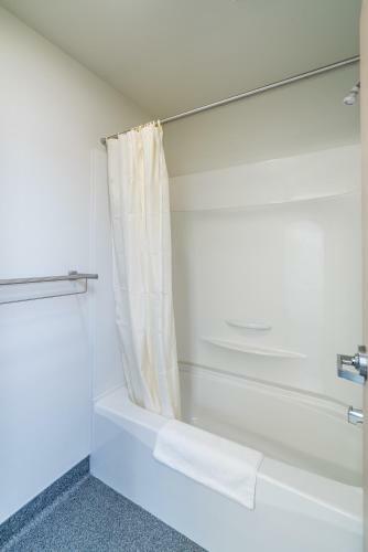 Hotel Residences At University Of Northern Bc