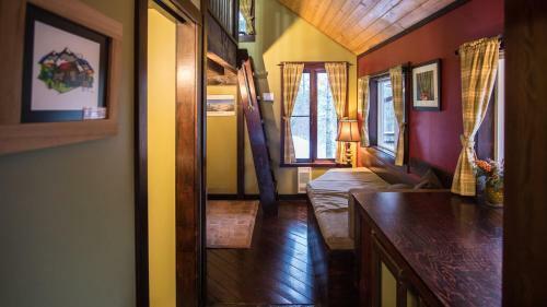 Lodge Cedar House Restaurant & Chalets
