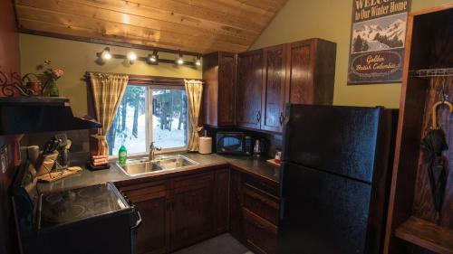 Lodge Cedar House Restaurant & Chalets