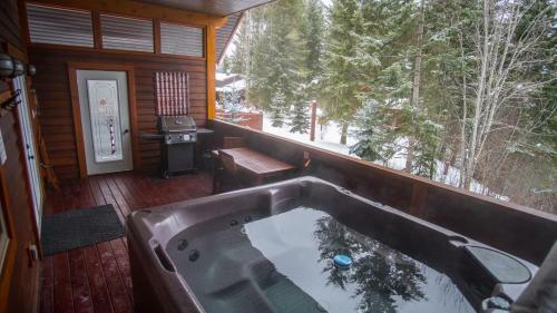 Lodge Cedar House Restaurant & Chalets