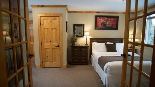 Lodge Cedar House Restaurant & Chalets
