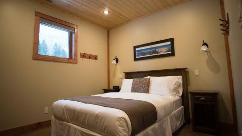 Lodge Cedar House Restaurant & Chalets