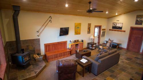 Lodge Cedar House Restaurant & Chalets