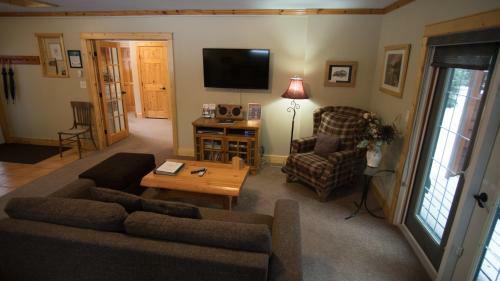Lodge Cedar House Restaurant & Chalets