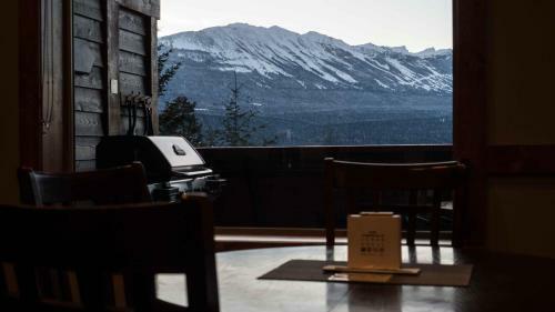 Lodge Cedar House Restaurant & Chalets