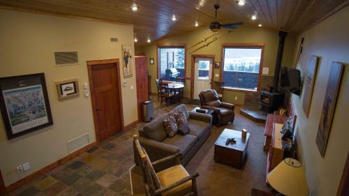 Lodge Cedar House Restaurant & Chalets