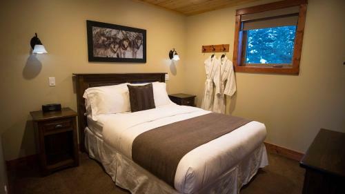 Lodge Cedar House Restaurant & Chalets