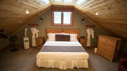 Lodge Cedar House Restaurant & Chalets