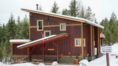 Lodge Cedar House Restaurant & Chalets
