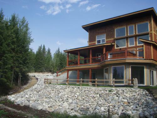 Lodge Cedar House Restaurant & Chalets