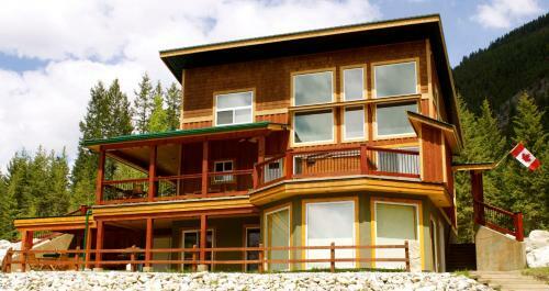 Lodge Cedar House Restaurant & Chalets