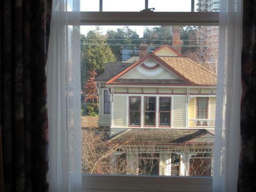James Bay Inn Hotel, Suites & Cottage