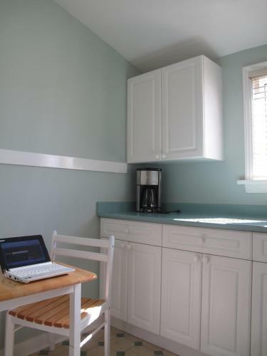 James Bay Inn Hotel, Suites & Cottage