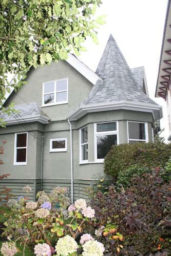 James Bay Inn Hotel, Suites & Cottage