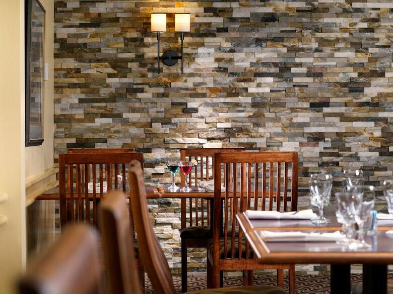 Royal Scot Hotel & Suites
