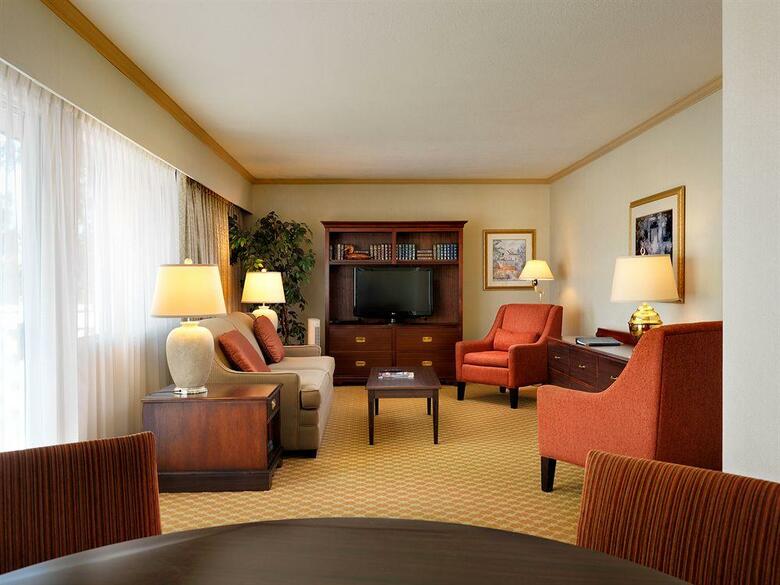 Royal Scot Hotel & Suites
